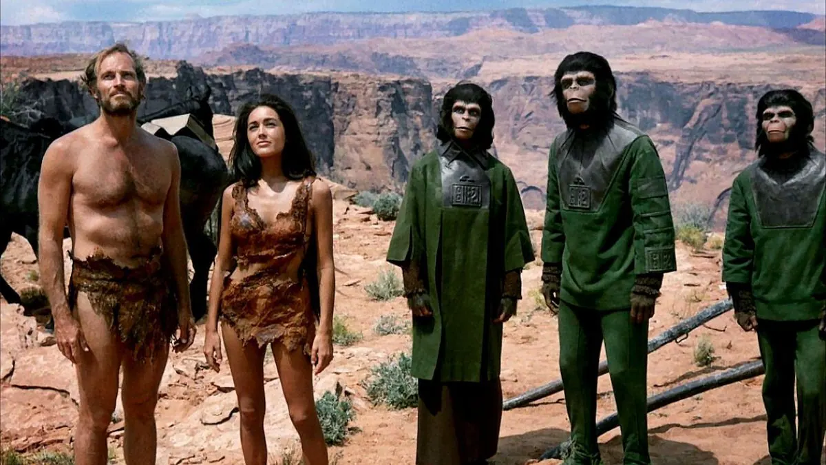 Taylor y los simios en una escena de El planeta de los simios.